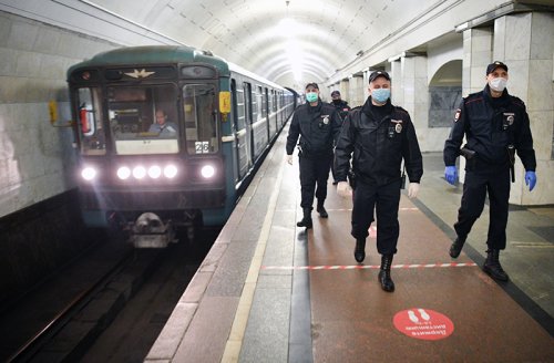 В московском метро уборщик с ножом напал на полицейского