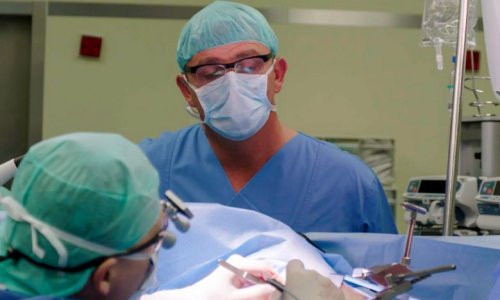 „Bergdoktor“ Hans Sigl begleitet eine echte Herz-OP