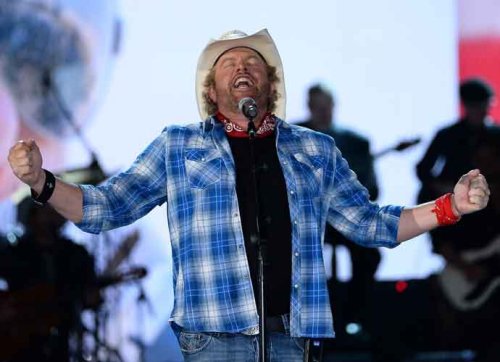 Gaunt-Looking Toby Keith Alarms Fans At ‘Comeback’ Show Amid Battle With Stomach Cancer
