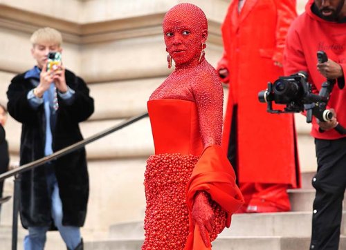 Doja Cat Covered Her Body With Red Paint & 30,000 Crystals At ...