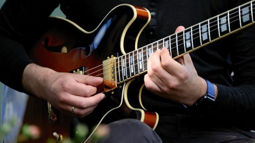 You Should Use Dorian Mode Instead Of Minor Pentatonic: Here's How To Get Used To It [Lessons]