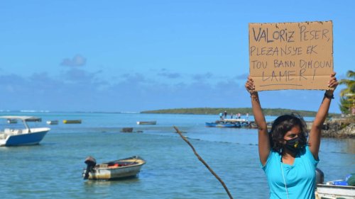 In Mauritius, Locals United to Keep an Oil Spill at Bay