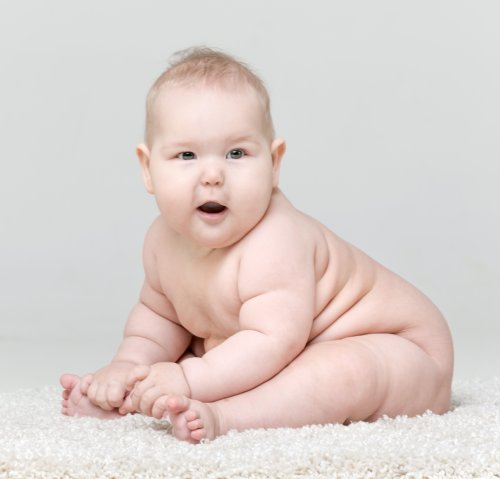Bébé obèse ou en surpoids : définition, causes, symptômes, traitements