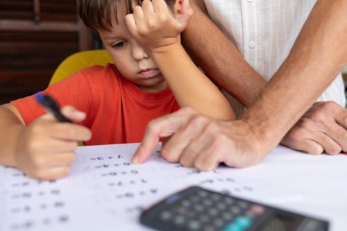"C'est insensé !" : un père dépassé par un exercice de maths de CP interroge les internautes... en vain !