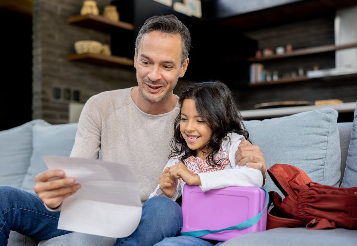 Voici comment votre réaction au bulletin scolaire de votre enfant impacte son développement selon un expert