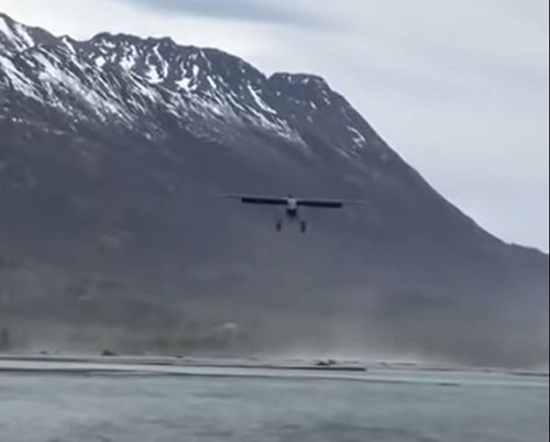 Insane Headwind Allows Plane To Practically Land Vertically