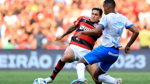 Flamengo aproveita expulsão e vence no Brasileirão