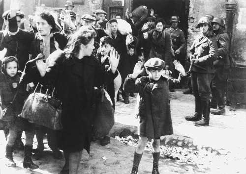 Horrores do nazismo: tropas alemãs destroem o Gueto de Varsóvia