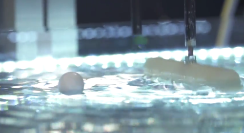 Cientistas usam pequenas ondas para puxar (ou empurrar) objetos que flutuam na água