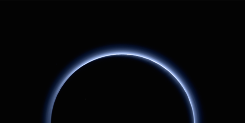 NASA descobre que Plutão tem céu azul e água congelada vermelha