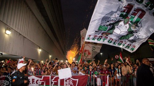 Torcida do Fluminense faz festa para apoiar antes da semi da Libertadores