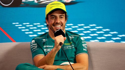 F1: Alonso distribui pizza a torcedores antes do GP da Espanha; VÍDEO