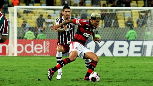 Flamengo vence Fluminense e sai em vantagem na final do Carioca