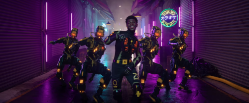 Após o fenômeno ‘Old Town Road’, Lil Nas X faz de TUDO pra ser notado por Skai Jackson no clipe tecnológico de ‘Panini’; vem assistir