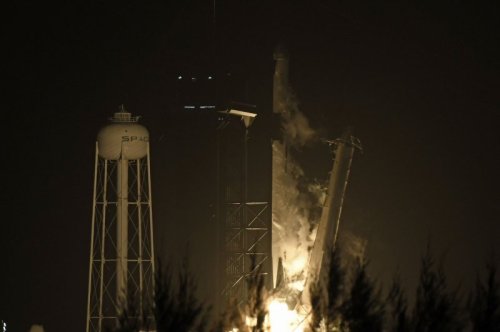 Dragon, U.S space freighter, successfully splashes down in Fl, ending the trip