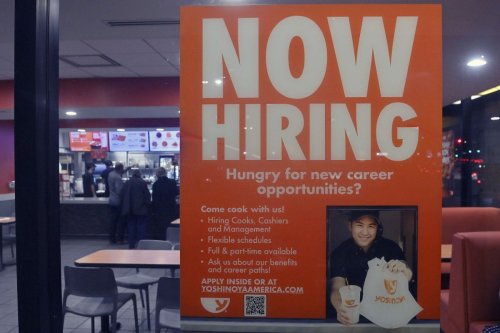 New U.S. jobless claims down by 8,000 as strong labor market continues