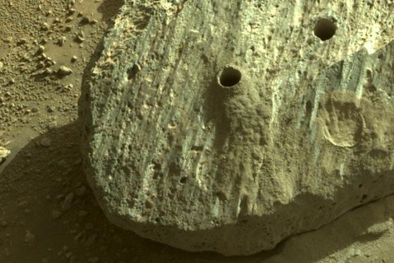 Mars rover's first rock samples reveal lengthy water exposure
