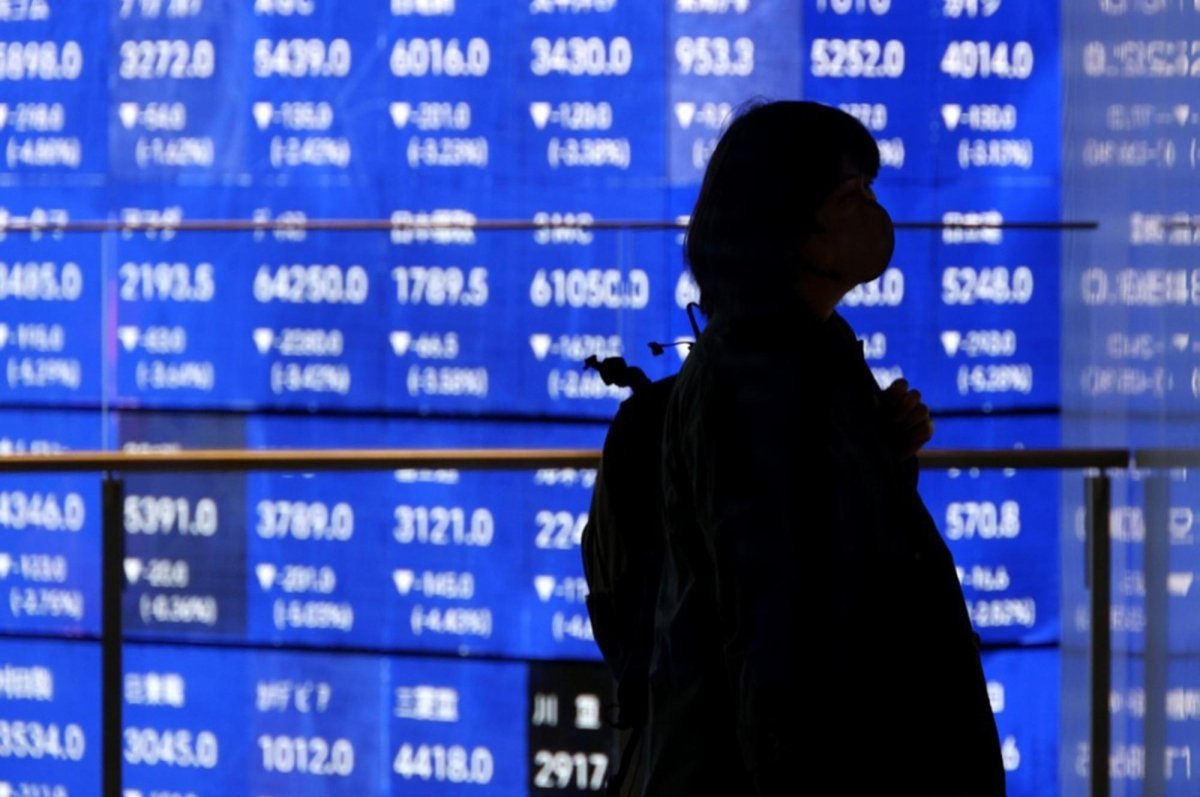 Nikkei drops nearly 1,000 yen after Trump speech rattles markets