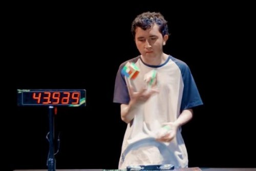 Colombian teen solves three Rubik's cubes while juggling