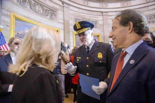 Capitol police officers receive Congressional Gold Medals