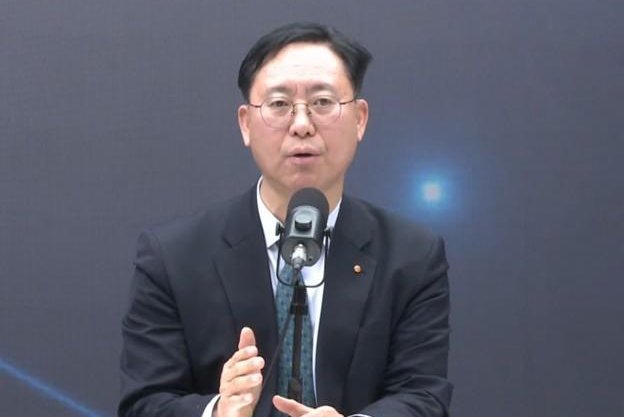 Sejong professor warns of FX risks, calls for bigger reserves, swaps