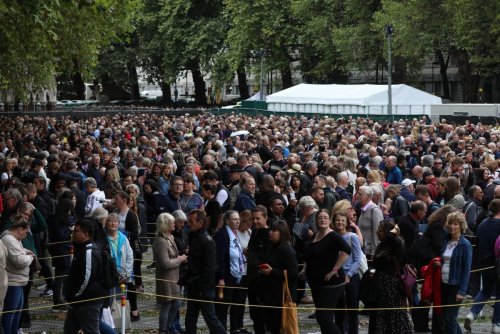 Officials Reopen Long Line To View Queen Elizabeth II s Casket Warn Of 