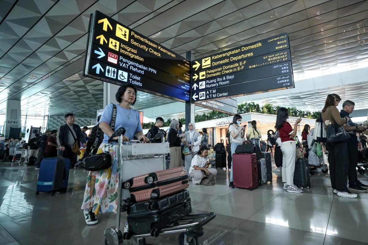 Seven Indonesian airports remain closed after Anak Krakatau eruption