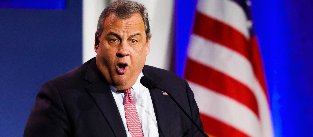 Chris Christie Ended His Trump-Trashing Presidential Campaign With A Bang By Accidentally Dissing Nikki Haley Over A Hot Mic