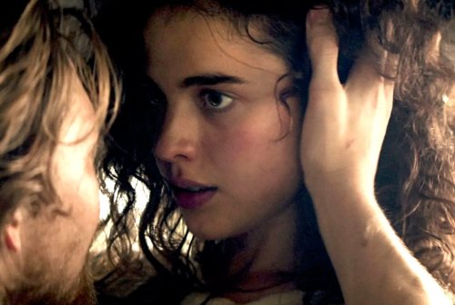 Margaret Qualley And Joe Alwyn Have A Steamy Connection In Claire Denis’ ‘Stars At Noon’ Trailer