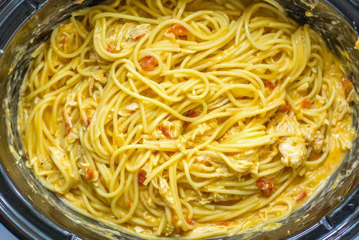 Creamy Crock Pot Chicken Spaghetti: A Family Dinner Favorite