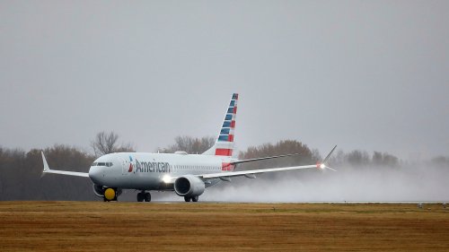 Man duct-taped after trying to open exit door on American Airlines flight to Chicago
