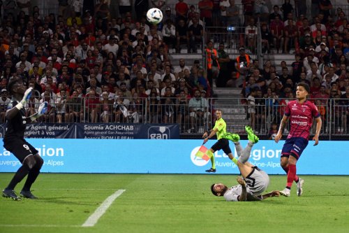 Leo Messi scores casual and completely normal bicycle kick goal for PSG