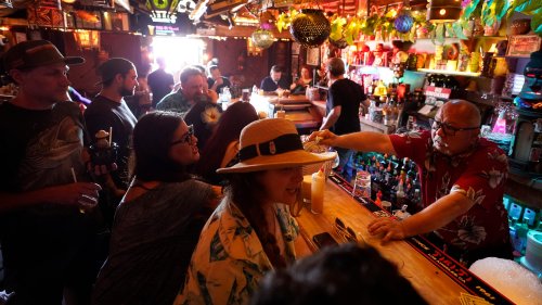 Los Angeles County to require vaccine proof for indoor bars; most Americans believe worst is yet to come, poll says: COVID-19 updates