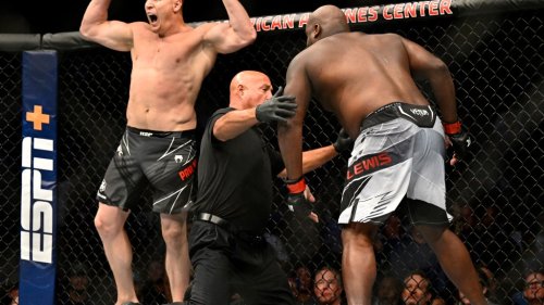 UFC free fight: Sergei Pavlovich steamrolls Derrick Lewis in 55 seconds