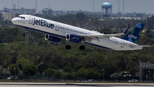 8 hospitalized after JetBlue flight hit severe turbulence approaching Fort Lauderdale, Florida