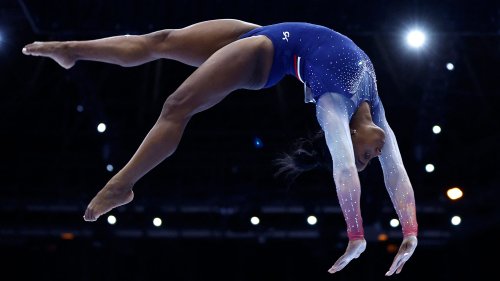 Simone Biles leads U.S. women's team to seventh straight world gymnastics title
