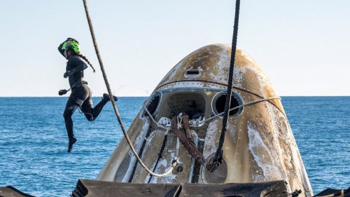 Starliner saga: See photos of astronauts landing, exiting SpaceX Dragon in Florida