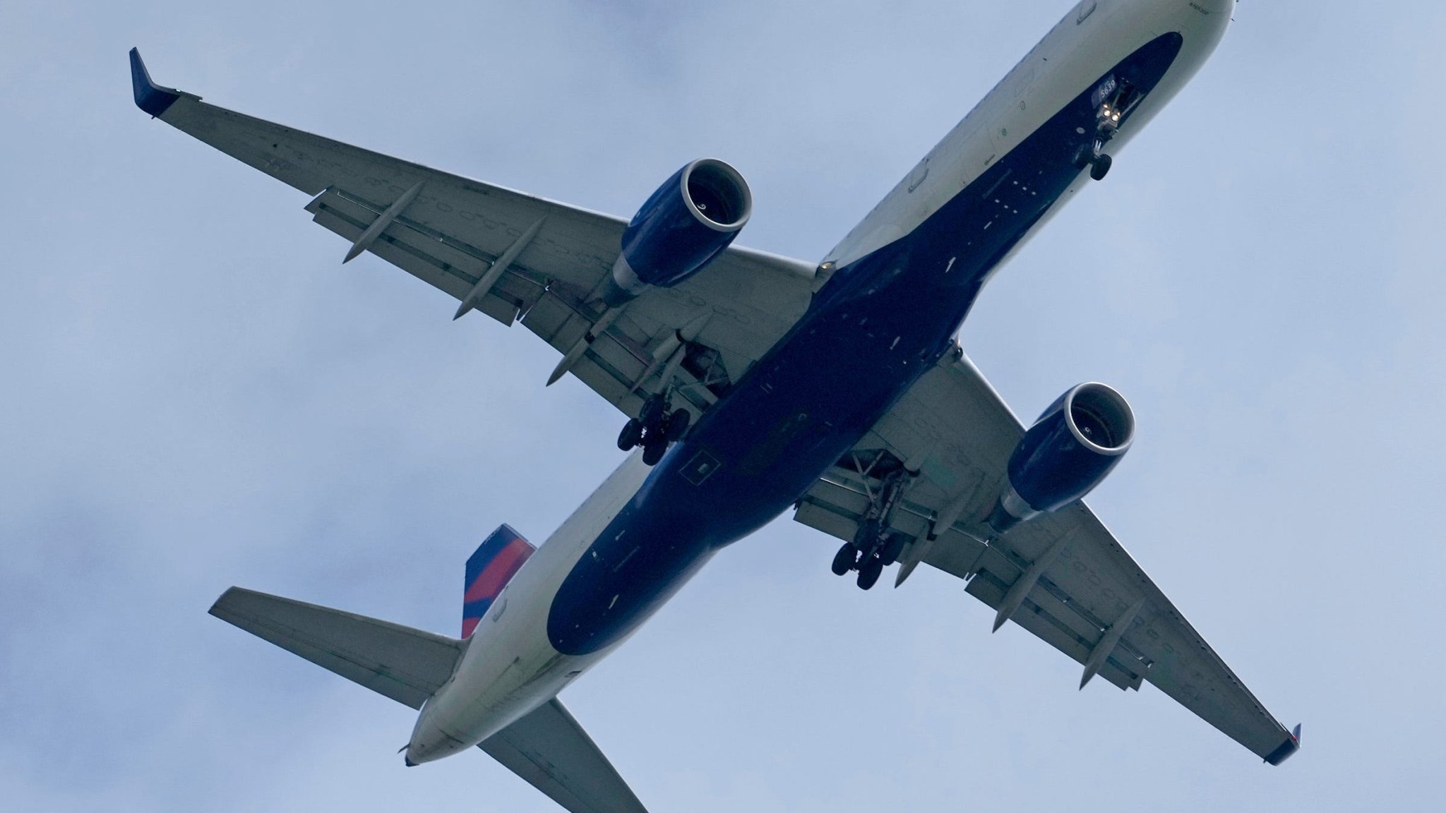 Delta flight dives 27,000 feet mid-flight after pressurization issue