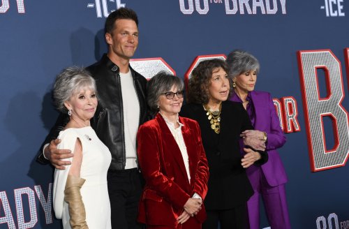 WATCH: Tom Brady hits the red carpet for '80 for Brady' movie premiere 