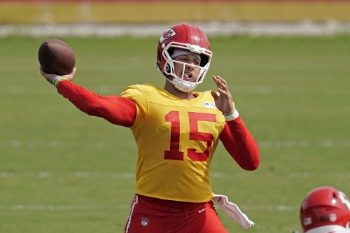 WATCH: Chiefs QB Patrick Mahomes Hits Crossbar With Left-handed And ...