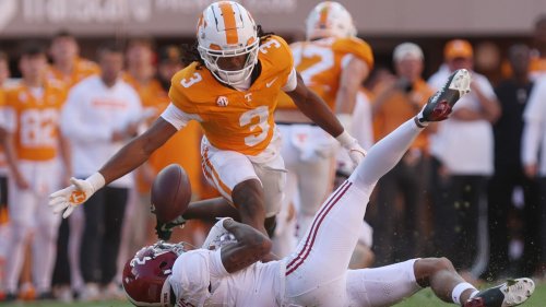 In bizarro world, Tennessee plays better defense, Georgia's Smart comes unglued