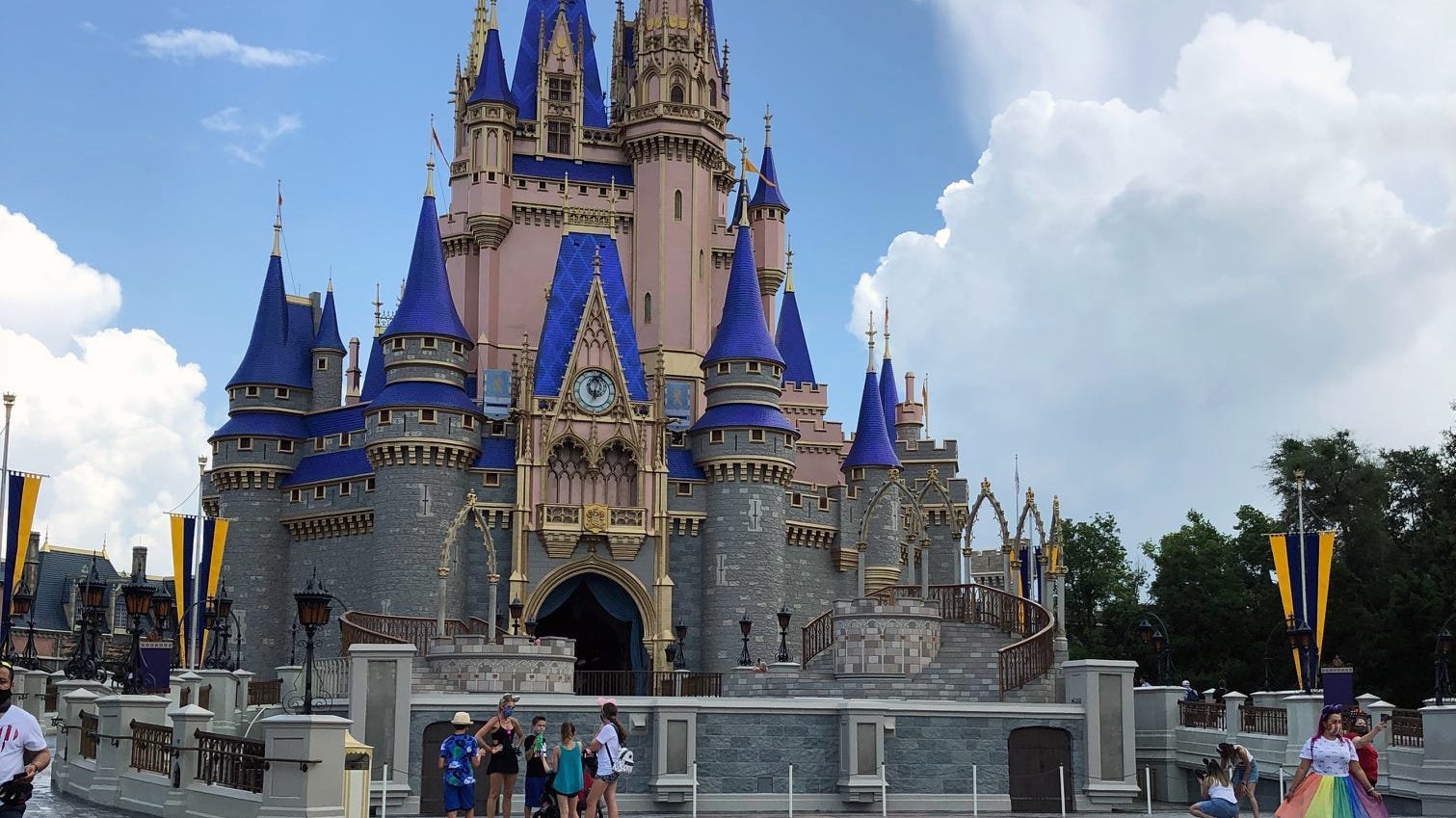 Viral article used AI to create photo of Disney World's Cinderella Castle on fire