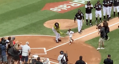 White Sox give courageous 7-year-old cancer patient Beau Dowling a run around the bases in a beautiful moment