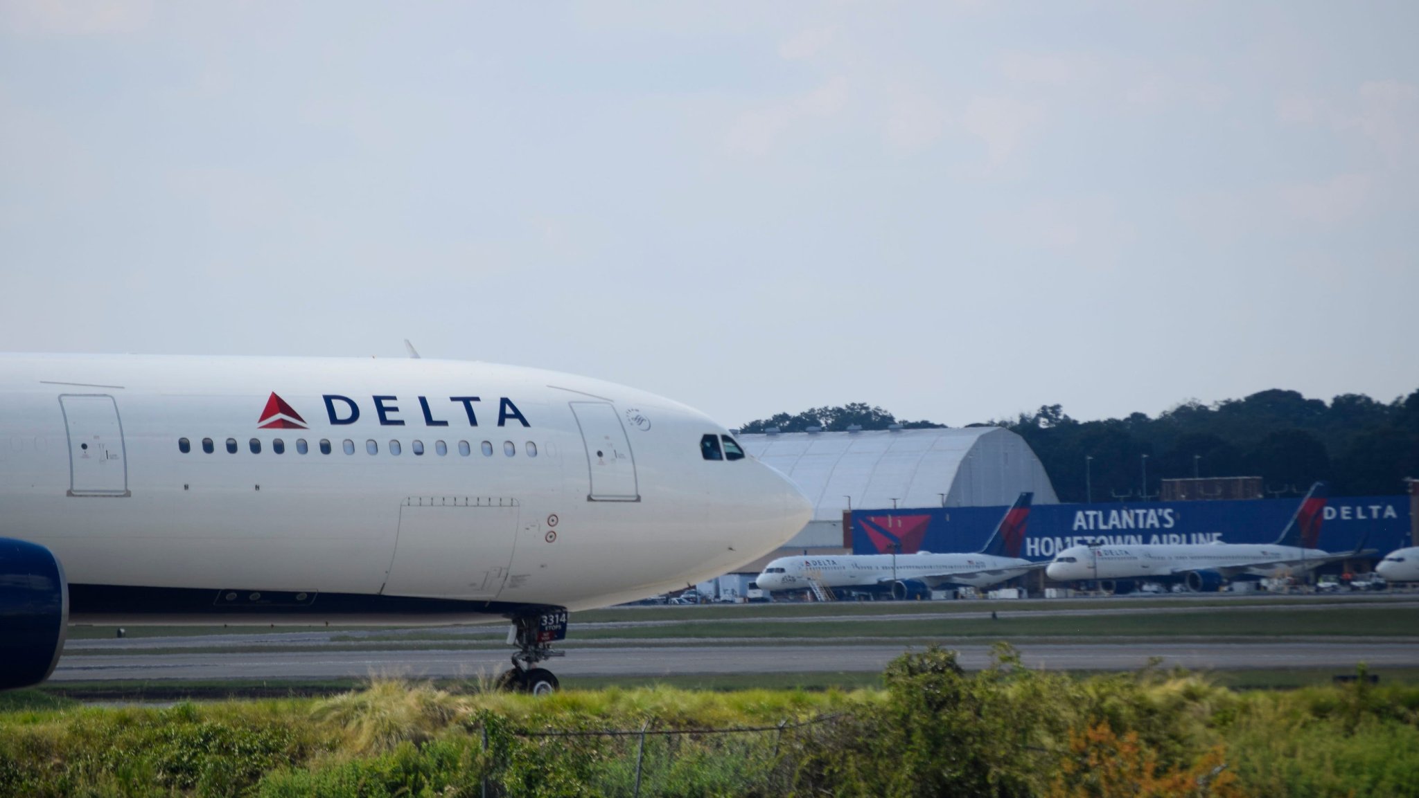 Pilot says firework hit Delta plane landing at Chicago airport