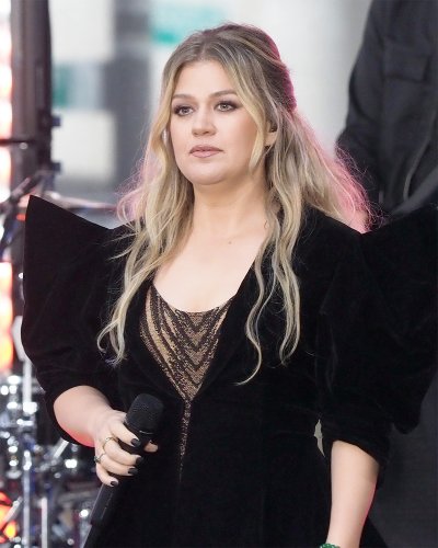 Kelly Clarkson Gets Emotional About Being Hospitalized During Both Pregnancies: ‘The Worst Thing’