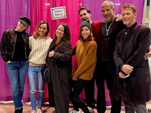 Aubrey Plaza Attends 90s Con as a Fan, Poses With the Cast of ‘Charmed’ and ’Sabrina the Teenage Witch’: Photos