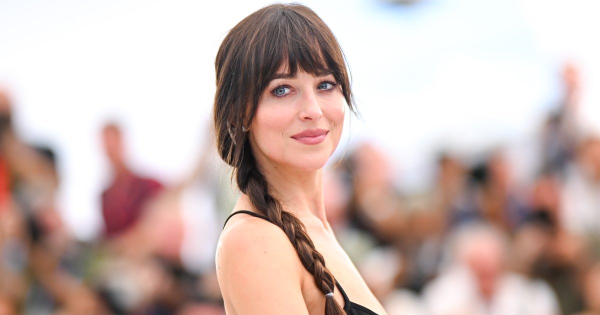 Dakota Johnson’s It-Girl Jeans Are the French-Girl Denim Staple Made for Summer-to-Fall