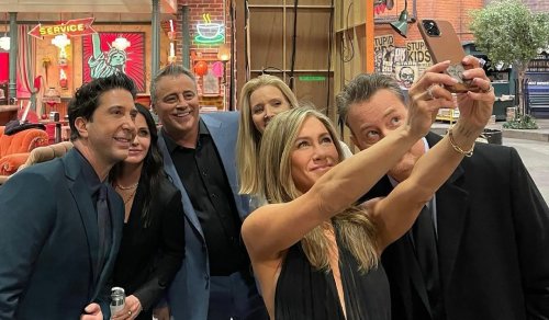 Secret Huddle, Selfies and More! ‘Friends’ Cast Share BTS Photos From ‘Reunion’ Special
