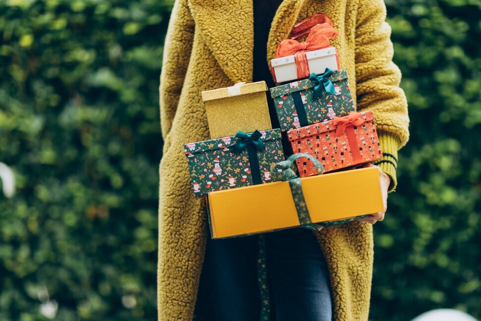 How To Save Money on Last Minute Holiday Shopping and Travel - cover
