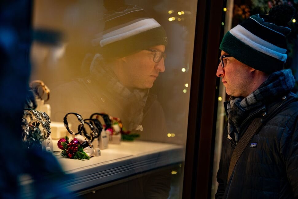 Consumer Sentiment Surges at Year End on Better Inflation News